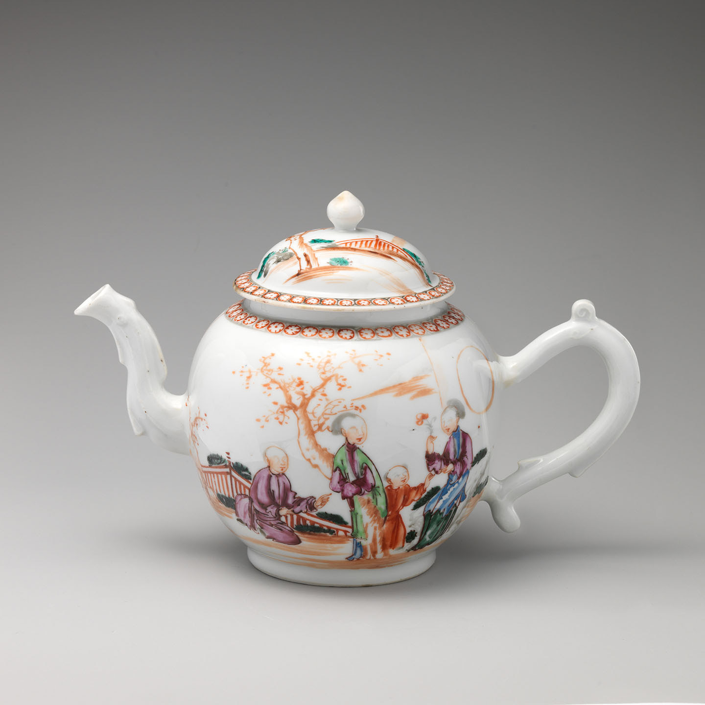 Ấm trà Trung Hoa dành cho thị trường Âu Châu, khoảng năm 1770. Đồ sứ cứng có men trang trí; kích thước: 6 3/16 inch. Bảo tàng nghệ thuật Metropolitan, thành phố New York. (Ảnh: Tư liệu công cộng)