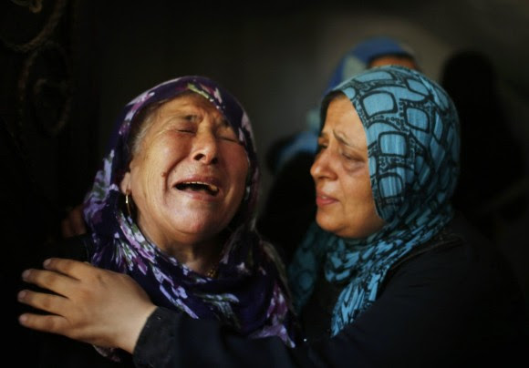 Llantos durante el entierro de los miembros de la familia Hamad en la ciudad de Beit Hanoun, en el norte de la Franja de Gaza