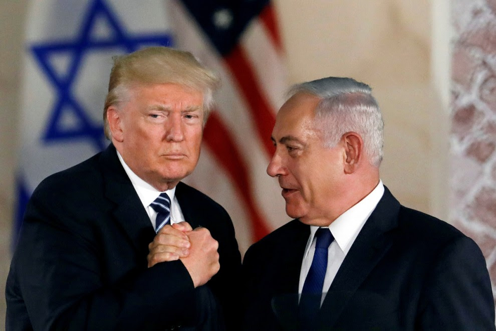 El presidente de los Estados Unidos, Donald Trump, y el primer ministro israelí, Benjamin Netanyahu, se dan la mano después del discurso de Trump en el Museo de Israel en Jerusalén el 23 de mayo de 2017. REUTERS / Ronen Zvulun / ARCHIVO