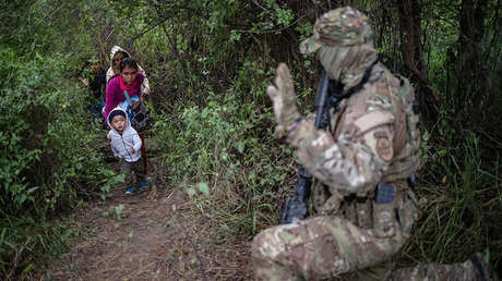 Un miembro de la patrulla fronteriza de EE.UU. saluda a una familia tras entrar ilegalmente en EE.UU. desde México en Fronton, Texas, el 18 de octubre de 2018.
