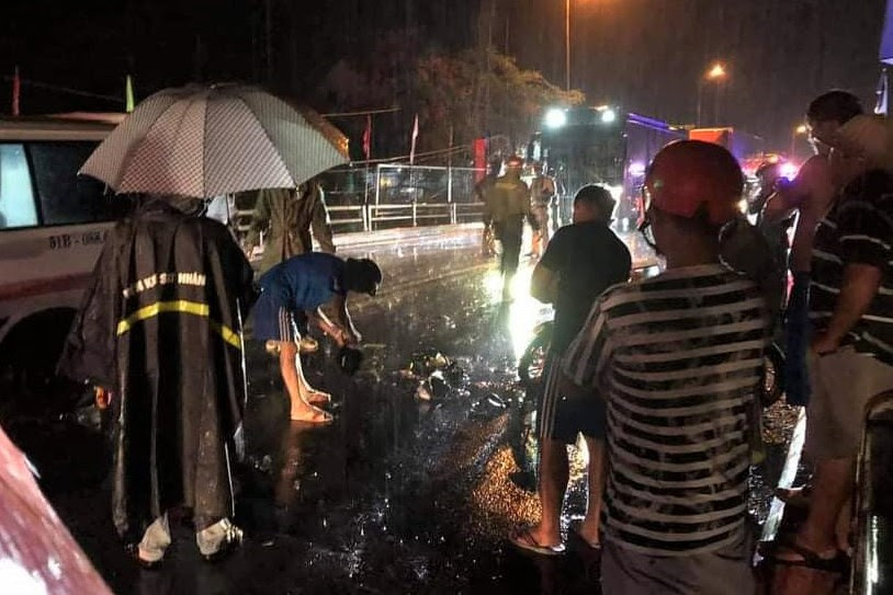Hiện trường vụ tai nạn ở khu vực cầu Ông Quý, thị trấn Thuận Nam, tối 23/5. Ảnh: Đức Huynh.