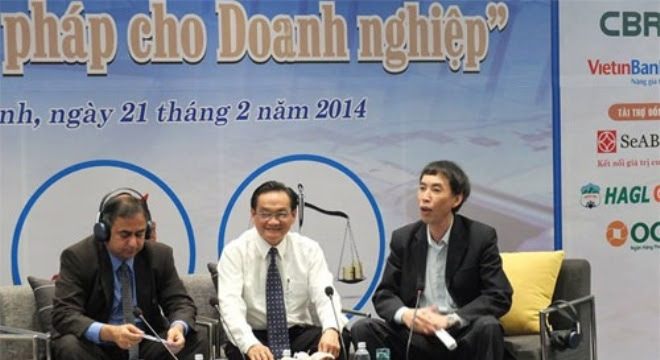 Các diễn giả tại hội thảo “Kinh tế Việt Nam 2014: Vấn đề và giải pháp cho doanh nghiệp”.